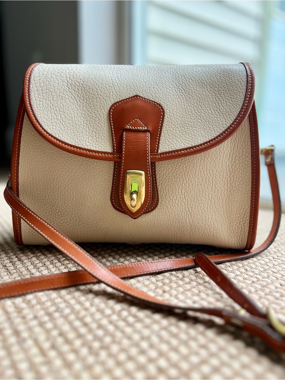 🦆 Vintage Dooney & Bourke Arrowhead Essex AWL Taupe Leather Crossbody